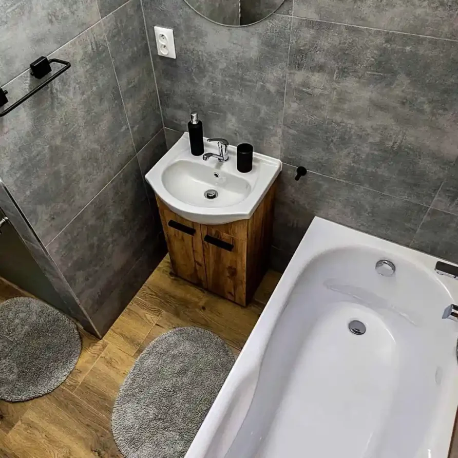 Kúpeľňa so sprchou a vaňou v apartmáne Hotela Tatramonti