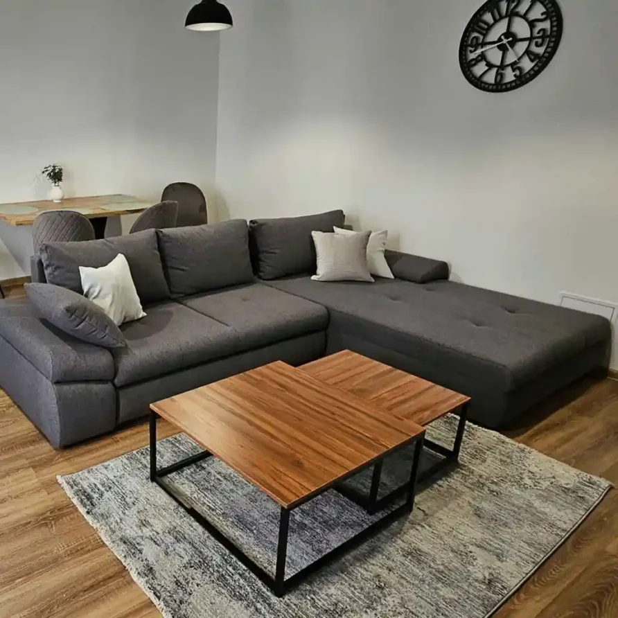 Obývacia miestnosť s rozkladacím gaučom v apartmáne