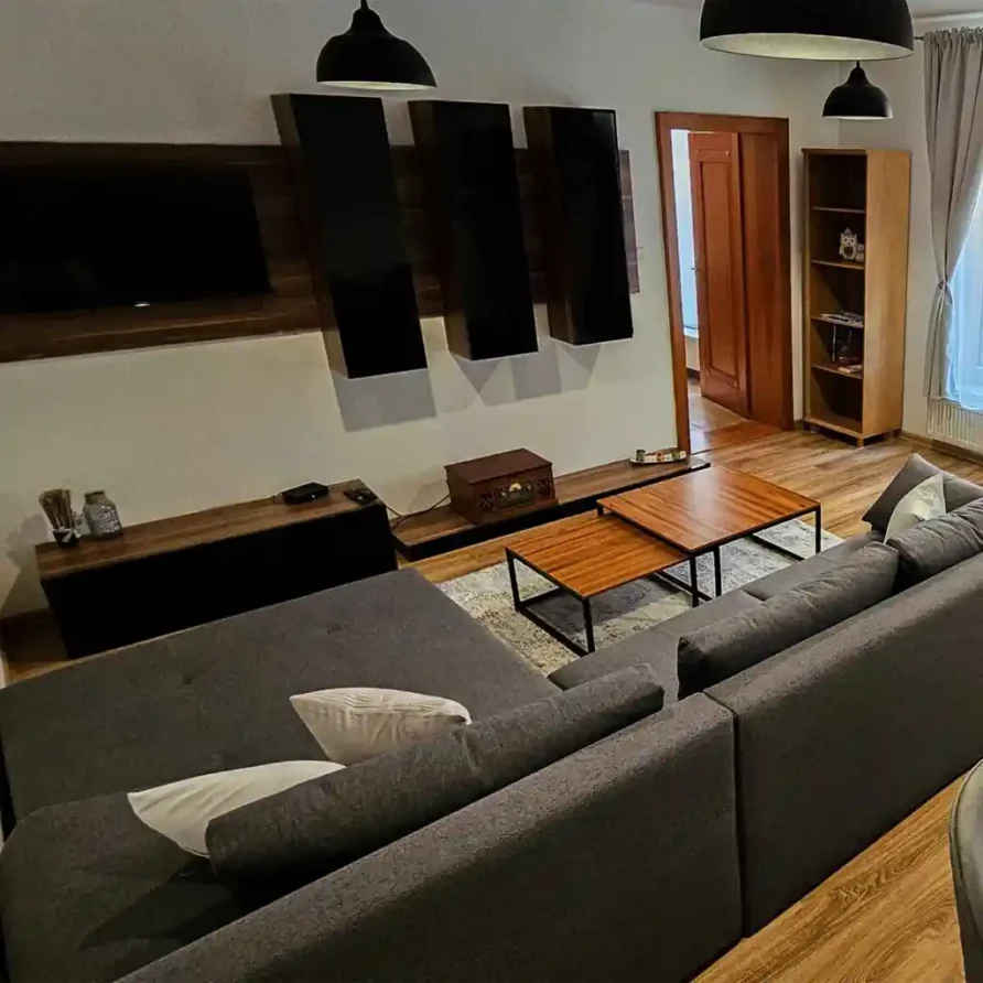 Obývacia miestnosť s rozkladacím gaučom v apartmáne